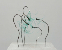Drahtskulptur (mit grünen Fäden)